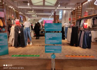 Μέσα στο κρύο οι καταναλωτές περίμεναν έξω από τα καταστήματα της Ερμού για να κάνουν τα ψώνια – Οι αυξημένοι τζίροι επανέφεραν τα χαμόγελα στους εμπόρους