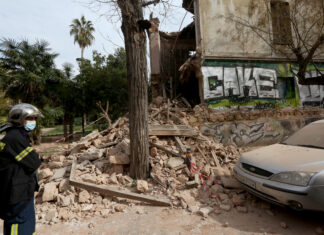 «Έγκλημα στα Πατήσια» η κατάρρευση μέρους του διατηρητέου στη Βίλα Δρακοπούλου – εικόνες και βίντεο