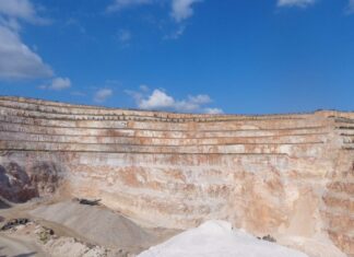 Απομακρύνονται τα μπάζα από το παλαιό Λατομείο Μουζάκη στην Πεντέλη