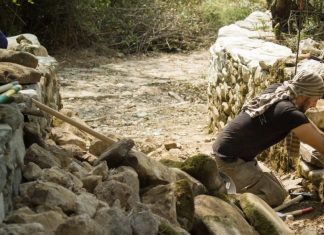 Ένα σύγχρονο “μπουλούκι” μηχανικών και μαστόρων καταγράφει την παράδοση των τόπων