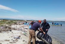 Τετρακόσια πλαστικά βαρέλια και δεκαπέντε τόνοι πλαστικά δίχτυα απομακρύνθηκαν από το βυθό