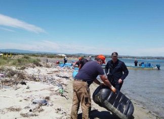 Τετρακόσια πλαστικά βαρέλια και δεκαπέντε τόνοι πλαστικά δίχτυα απομακρύνθηκαν από το βυθό