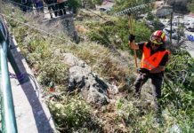 Πυροσβέστες-καταρριχητές επιστρατεύτηκαν στην μάχη των απορριμμάτων