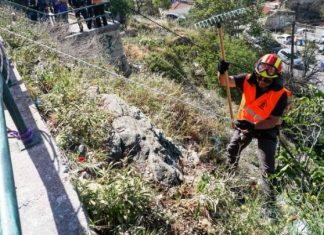 Πυροσβέστες-καταρριχητές επιστρατεύτηκαν στην μάχη των απορριμμάτων