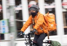 Ο Αφγανός υπουργός με σπουδές στην τεχνολογία πληροφοριών έγινε διανομέας με ποδήλατο στη Γερμανία