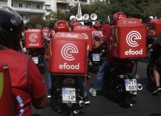 Η efood μετατρέπει όλες τις συμβάσεις των διανομέων της σε αορίστου χρόνου