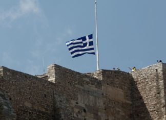 Μεσίστιες οι σημαίες για τον θάνατο του Μ. Θεοδωράκη