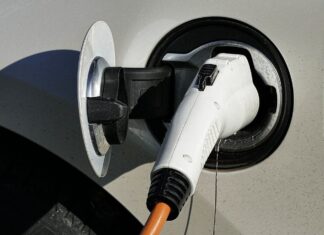 Σύντομα τα ηλεκτρικά αυτοκίνητα θα φορτίζουν σε πραγματικές συνθήκες εν κινήσει στους αυτοκινητοδρόμους