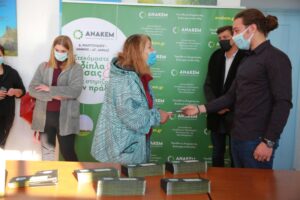 Η ΑΝΑΚΕΜ στηρίζει 121 πυρόπληκτες οικογένειες του Δήμου Μαντουδίου – Λίμνης – Αγίας Άννας