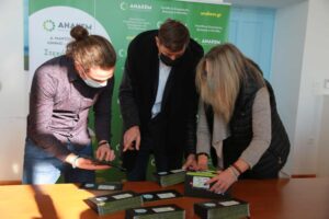 Η ΑΝΑΚΕΜ στηρίζει 121 πυρόπληκτες οικογένειες του Δήμου Μαντουδίου – Λίμνης – Αγίας Άννας