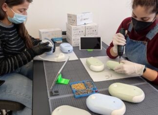 Στην Αφρική θα «ταξιδέψει» η διαγνωστική συσκευή τσέπης για τον κορονοϊό που κατασκεύασαν Έλληνες ερευνητές