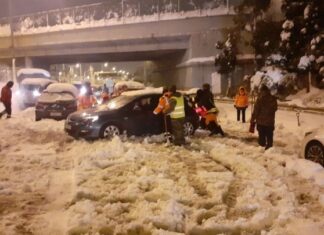 Επιχείρηση του στρατού, της πυροσβεστικής και της αστυνομίας για τον απεγκλωβισμό των οδηγών από τους δρόμους