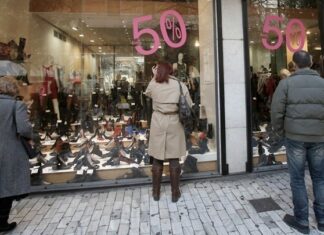 Λήγουν οι χειμερινές εκπτώσεις – Οι επιχειρήσεις δηλώνουν ότι θα συνεχίσουν τις προσφορές