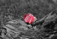 Η Coca-Cola στην Ελλάδα μειώνει τη χρήση του πλαστικού στις πολυσυσκευασίες αλουμινίου