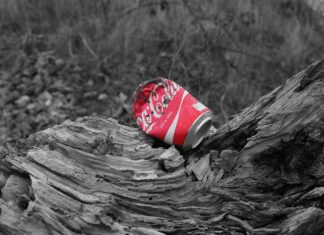 Η Coca-Cola στην Ελλάδα μειώνει τη χρήση του πλαστικού στις πολυσυσκευασίες αλουμινίου