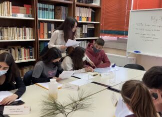 Μαθητές απαλλάσσουν τα δάση από ξερές πευκοβελόνες και φτιάχνουν καθαριστικά χωρίς να «λερώνουν» τον πλανήτη