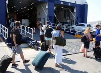 Κορυφώνεται η έξοδος των εκδρομέων του Πάσχα από τα λιμάνια του Πειραιά, της Ραφήνας και του Λαυρίου