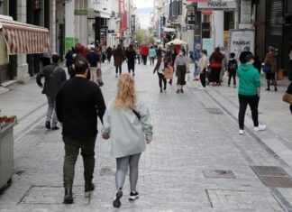 ΙΕΛΚΑ: Οι καταναλωτές κυνηγούν προσφορές και εκπτώσεις, μειώνουν την κατανάλωση ρεύματος και τις αγορές τροφίμων