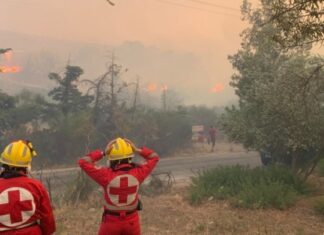 Ολονύχτια μάχη με τις φλόγες στην Πεντέλη