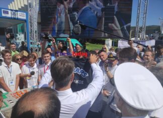 Φανέλες, μπύρα και… σέλφι στην περιοδεία Μητσοτάκη στην 86η ΔΕΘ (εικόνες)