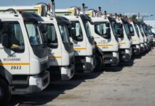 Παράδοση τριών απορριμματοφόρων και 693 καφέ κάδων στον δήμο Φυλής από την Περιφέρεια Αττικής