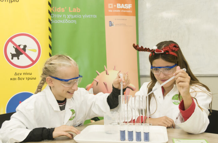 BASF και Δημόκριτος συνεχίζουν τη συνεργασία με το εκπαιδευτικό πρόγραμμα Kids’ Lab