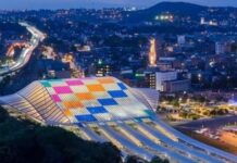 Έργο του Daniel Buren λούζει με χρώματα τον σιδηροδρομικό σταθμό της Λιέγης