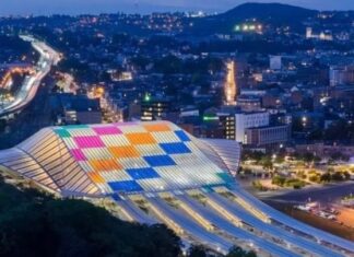 Έργο του Daniel Buren λούζει με χρώματα τον σιδηροδρομικό σταθμό της Λιέγης