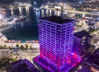 Ο Πειραιάς από ψηλά – Εντυπωσιάζουν η Χριστουγεννιάτικη φωταγώγηση του Πύργου (εικόνα)