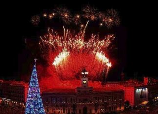 O κόσμος ετοιμάζεται να υποδεχθεί το 2023