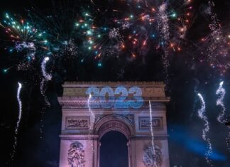 Φαντασμαγορικά υποδέχτηκε η Αθήνα και όλος ο κόσμος το 2023 – Μηνύματα ελπίδας και αισιοδοξίας από τους ηγέτες