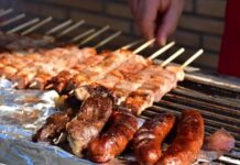 Τσικνοπέμπτη: Υπαίθρια πάρτι και ρεζερβέ τραπέζια στη Θεσσαλονίκη – Πώς θα κινηθεί η αγορά και τα καταστήματα