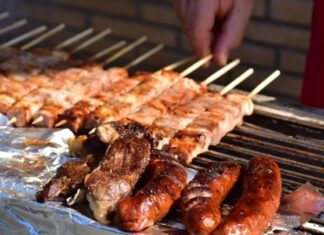 Τσικνοπέμπτη: Υπαίθρια πάρτι και ρεζερβέ τραπέζια στη Θεσσαλονίκη – Πώς θα κινηθεί η αγορά και τα καταστήματα