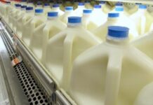 Δεν ενθουσιάζει τη γαλακτοβιομηχανία η σήμανση των προϊόντων με μειωμένη τιμή κατά 5%