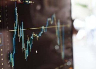 Υψηλότερα επιτόκια και για μεγαλύτερο διάστημα προβλέπουν οι αγορές