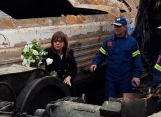 Η ΠτΔ στον τόπο της τραγωδίας στα Τέμπη (εικόνα)