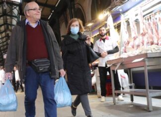 Αυξημένη η κίνηση στην αγορά για τα τελευταία δώρα και τις προετοιμασίες του εορταστικού τραπεζιού