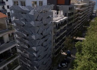 Εννιαόροφο κτίριο αλλάζει χρώμα ανάλογα με τις διαθέσεις του καιρού
