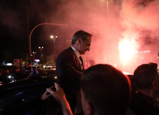 ΦΩΤΟΡΕΠΟΡΤΑΖ: Σέλφι, πυρσοί και συνθήματα στην «Πειραιώς» για τη μεγάλη νίκη της ΝΔ