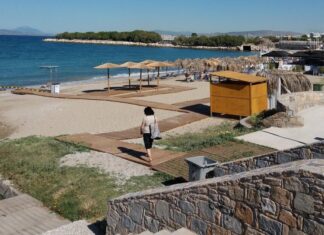 Περισσότερες από 250 ελληνικές παραλίες διαθέτουν μηχανισμούς για την αυτόνομη πρόσβαση στη θάλασσα ατόμων με αναπηρία και ατόμων με περιορισμένη κινητικότητα
