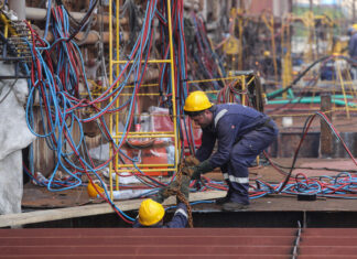 ΑΦΙΕΡΩΜΑ – Ναυπηγεία Ελευσίνας: Οι πυρετώδεις προετοιμασίες για την επανεκκίνηση (εικόνες – βίντεο)