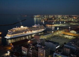 Θεσσαλονίκη: Για πρώτη φορά, δύο κροαζιερόπλοια ταυτόχρονα στο λιμάνι – Καλοσώρισμα με κουλούρι Θεσσαλονίκης και χορούς