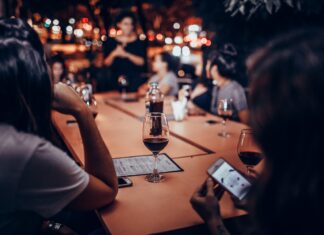 Βίντεο – Τί είπαν οι πολιτικοί αρχηγοί στα χαλαρά «τραπέζια» του Σαββάτου με τους δημοσιογράφους