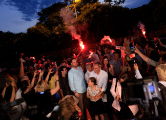 ΕΚΛΟΓΕΣ 2023-Θεσσαλονίκη: Πανηγυρισμοί έξω από τα κεντρικά γραφεία της Νέας Δημοκρατίας (ΦΩΤΟΡΕΠΟΡΤΑΖ)