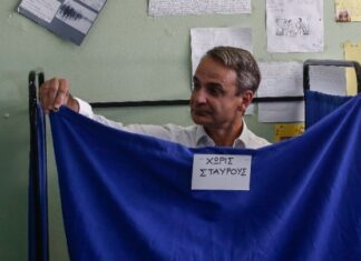 Στις κάλπες οι αρχηγοί των κομμάτων – Τα μηνύματα που στέλνουν