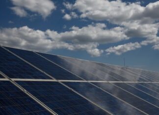 ΔΕΗ: Στο 50% του δυναμικού παραγωγής οι ανανεώσιμες πηγές – Νέο πρόγραμμα επαναγοράς μετοχών