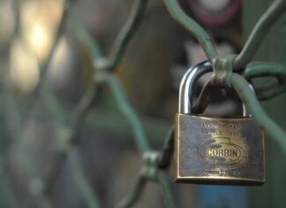 «Λουκέτα» και πρόστιμα σε γνωστά κλαμπ στον Άλιμο και τη Σαντορίνη για φοροδιαφυγή