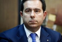 Παραίτηση-αποπομπή Μηταράκη λόγω… «διακοπών» εν μέσω πυρκαγιάς