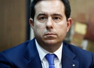 Παραίτηση-αποπομπή Μηταράκη λόγω… «διακοπών» εν μέσω πυρκαγιάς