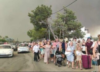 Ανεξέλεγκτη για πέμπτη ημέρα η πυρκαγιά στη Ρόδο – Επιχείρηση ΛΣ για απεγκλωβισμό ατόμων από παραλίες